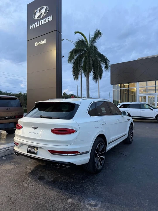 2023 Bentley Bentayga - Image 5 of 13