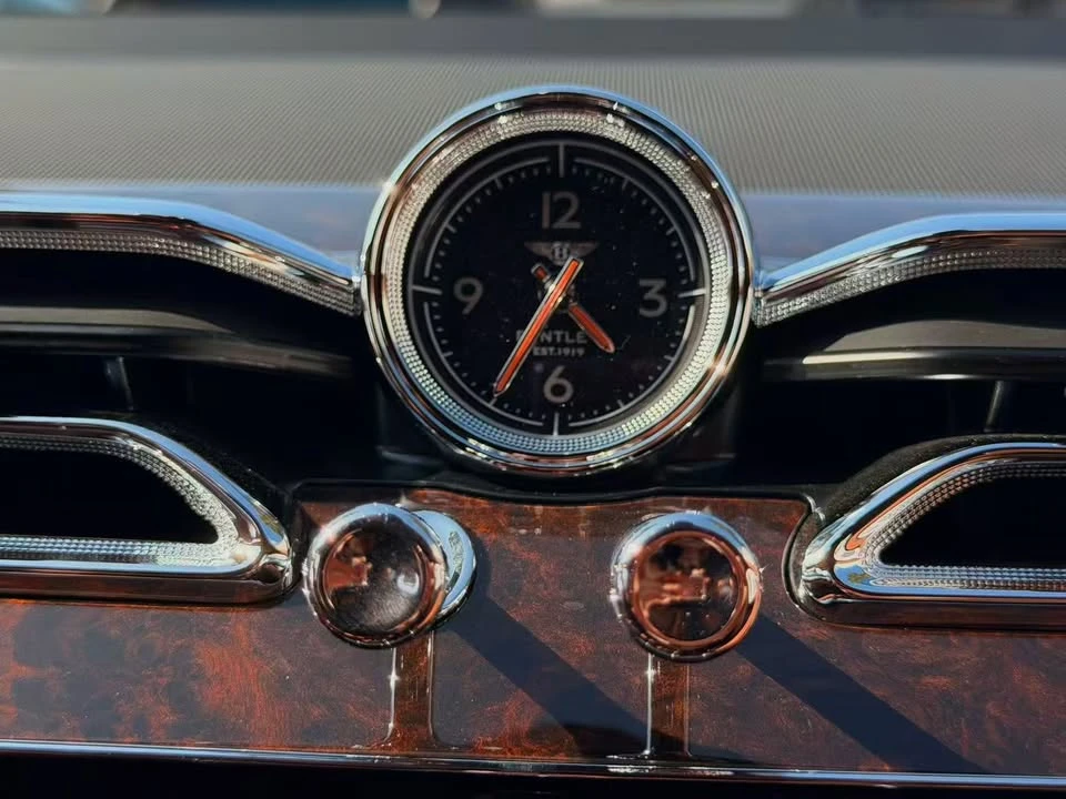 2023 Bentley Bentayga - Image 15 of 19