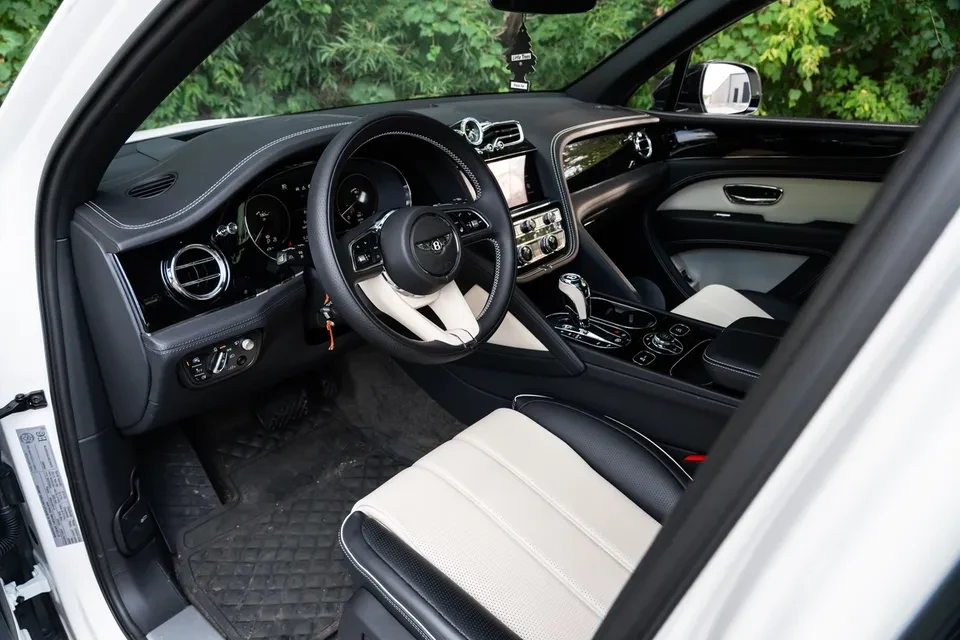 2023 Bentley Bentayga - Image 5 of 9