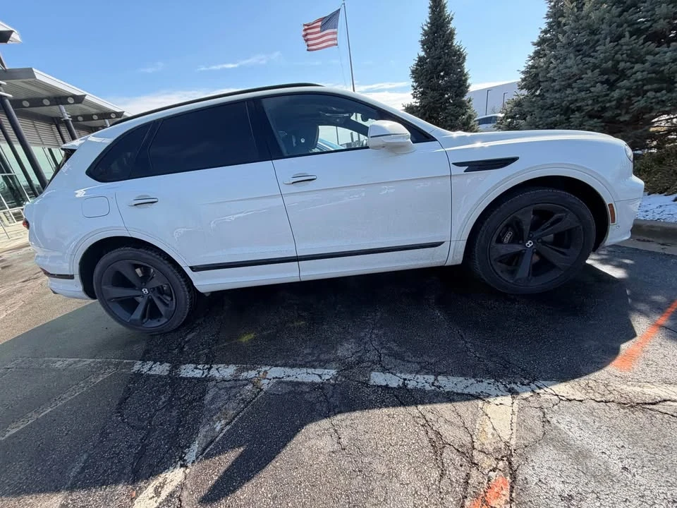 2023 Bentley Bentayga - Image 8 of 17