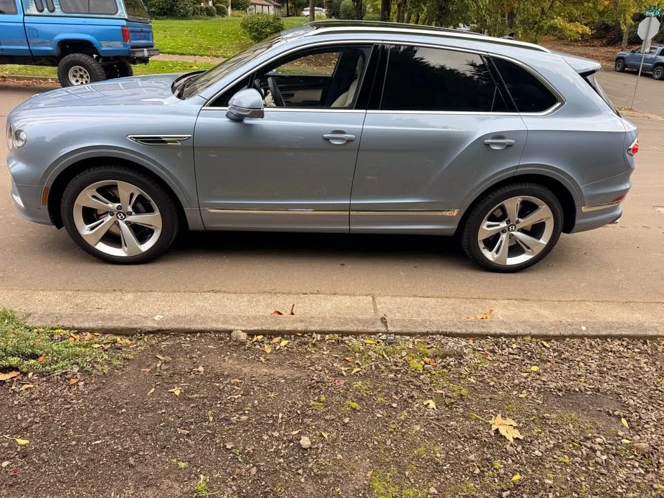 2023 Bentley Bentayga - Image 17 of 19