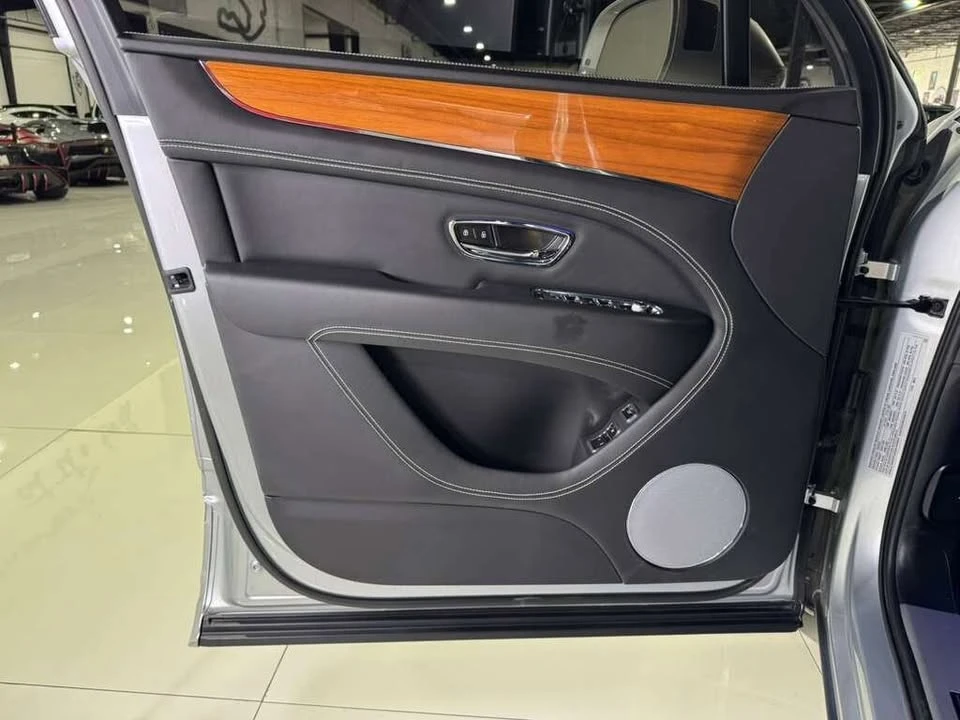 2023 Bentley Bentayga - Image 16 of 18
