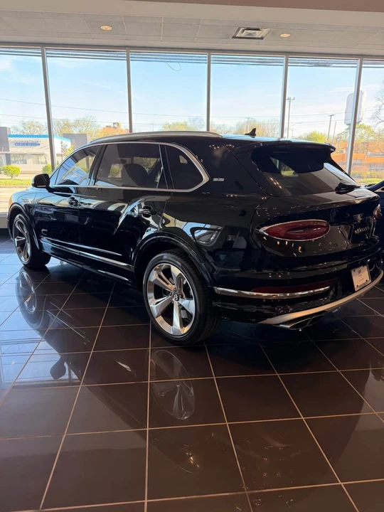 2023 Bentley Bentayga - Image 5 of 11