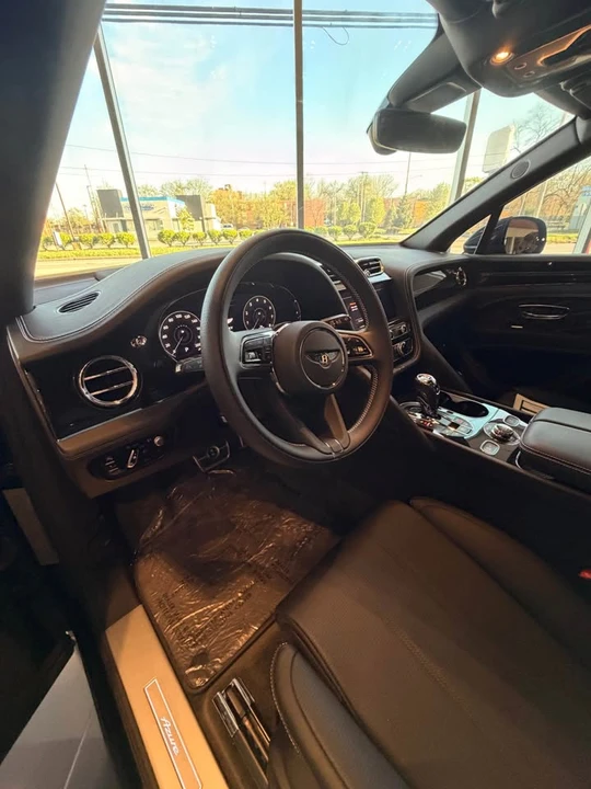 2023 Bentley Bentayga - Image 7 of 11