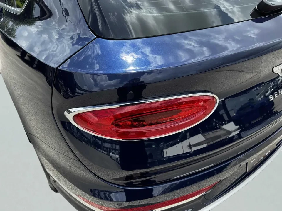 2023 Bentley Bentayga - Image 15 of 19