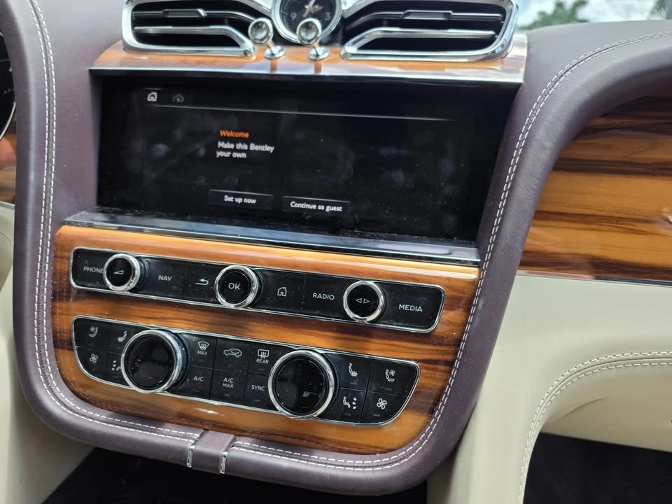 2023 Bentley Bentayga - Image 16 of 19