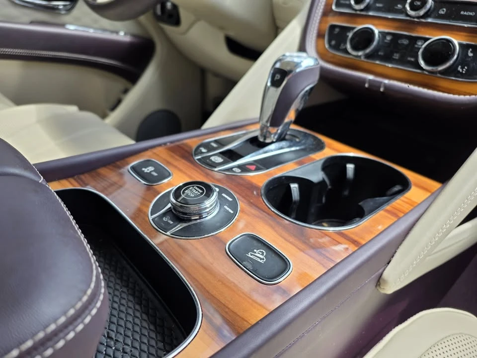 2023 Bentley Bentayga - Image 18 of 19