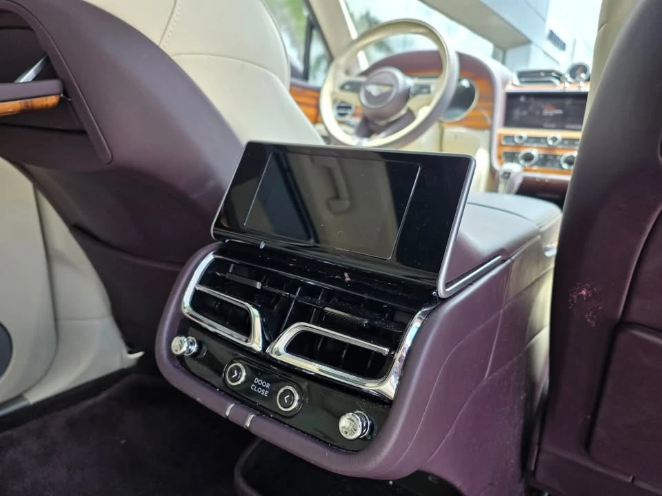 2023 Bentley Bentayga - Image 11 of 19