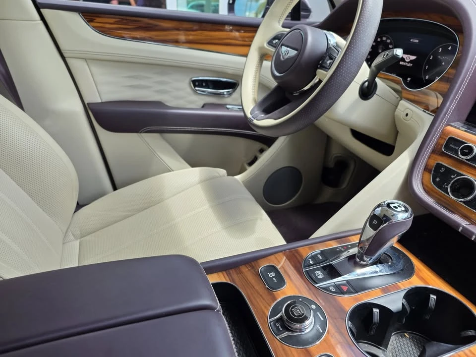 2023 Bentley Bentayga - Image 17 of 19