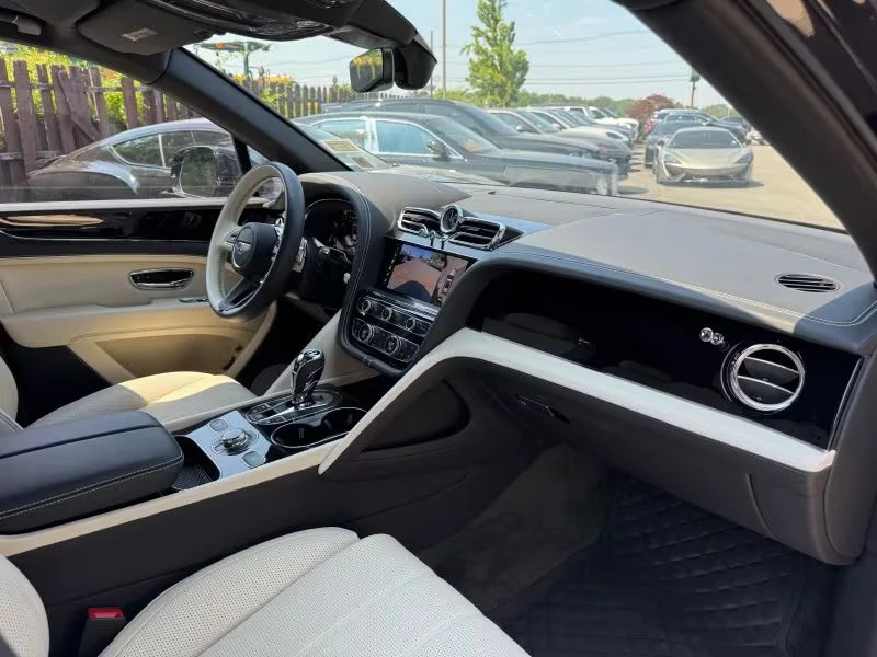 2023 Bentley Bentayga - Image 9 of 18