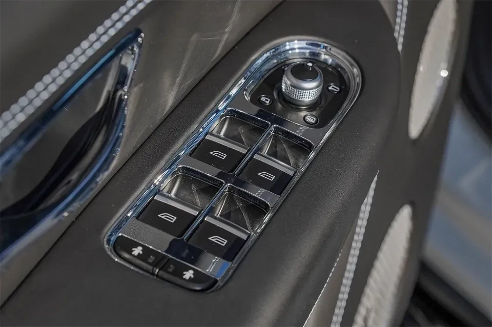 2023 Bentley Bentayga - Image 12 of 20