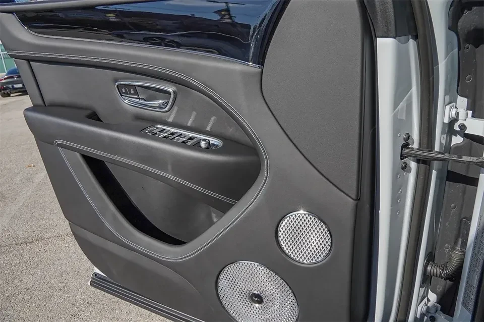 2023 Bentley Bentayga - Image 11 of 20