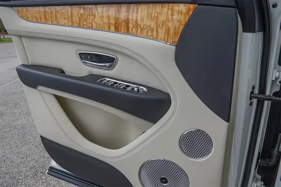 2023 Bentley Bentayga - Image 7 of 20