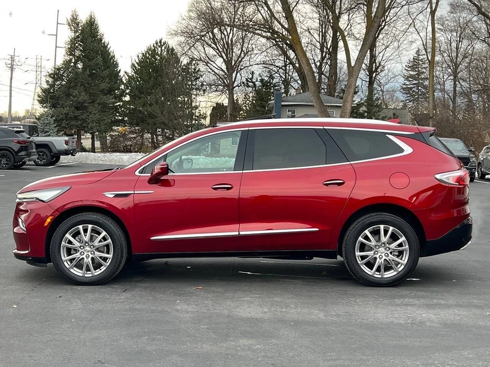 2023 Buick Enclave - Image 16 of 31