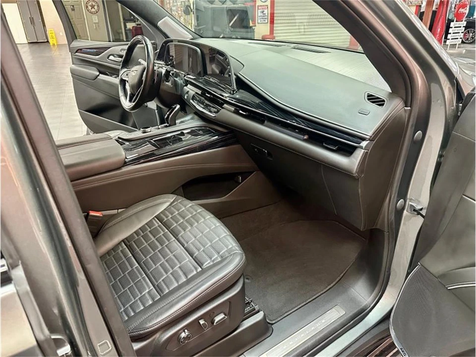 2023 Cadillac Escalade 5th Gen - Image 27 of 31