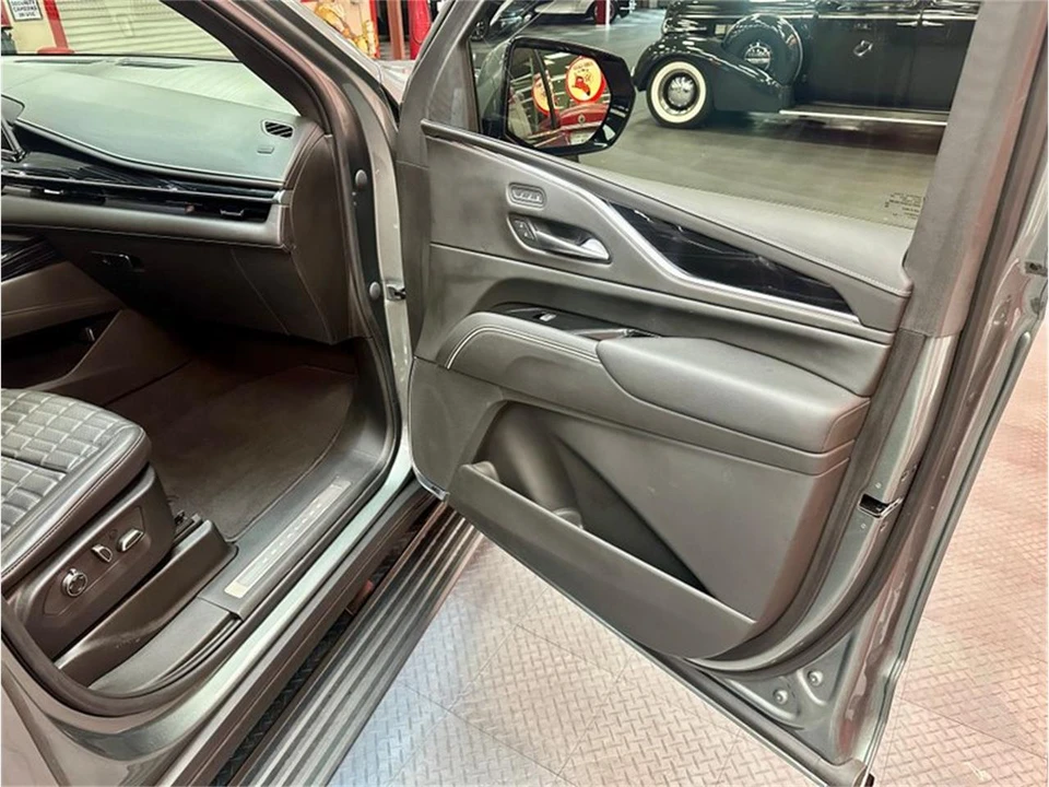 2023 Cadillac Escalade 5th Gen - Image 26 of 31