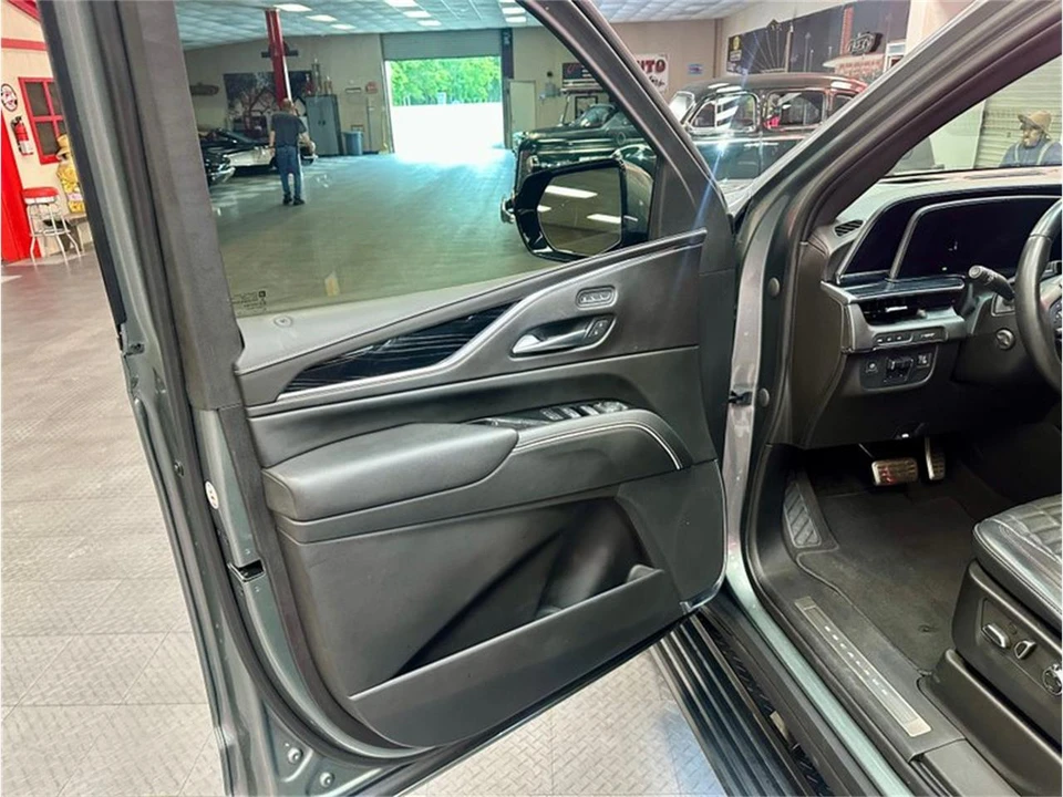 2023 Cadillac Escalade 5th Gen - Image 20 of 31