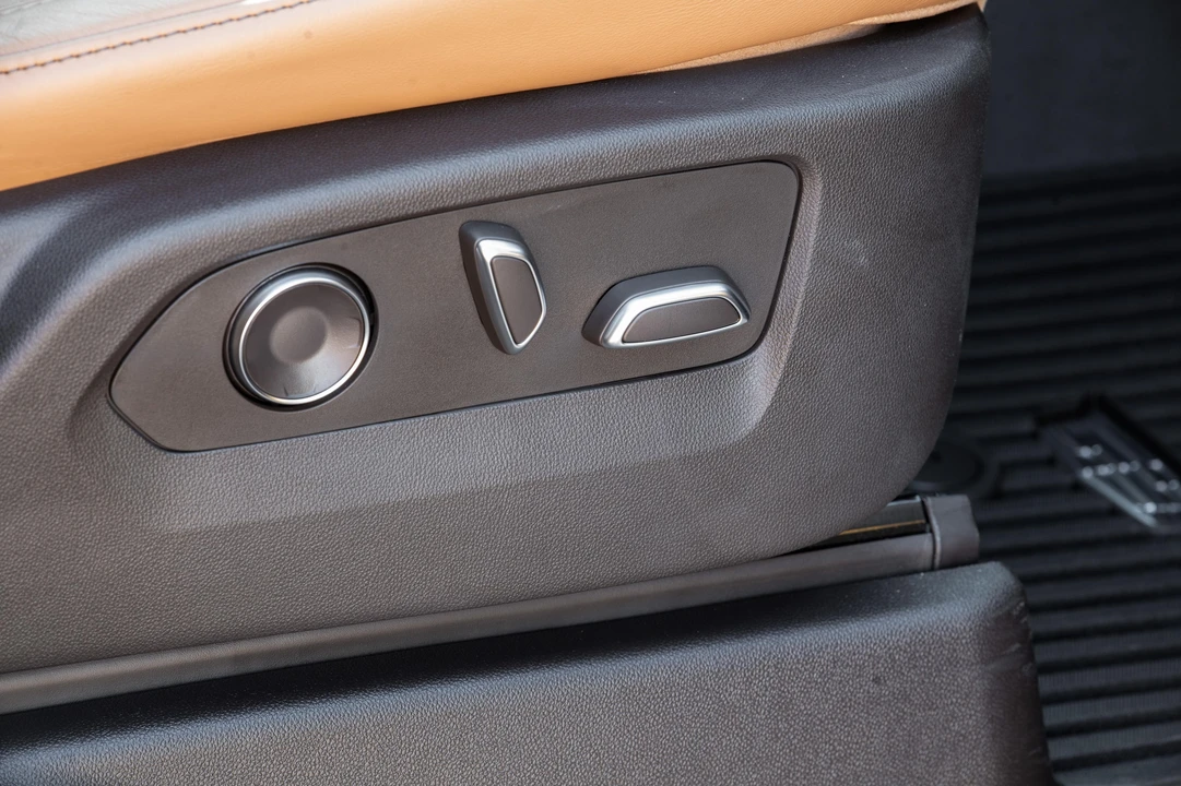 2023 Cadillac Escalade 5th Gen - Image 30 of 31