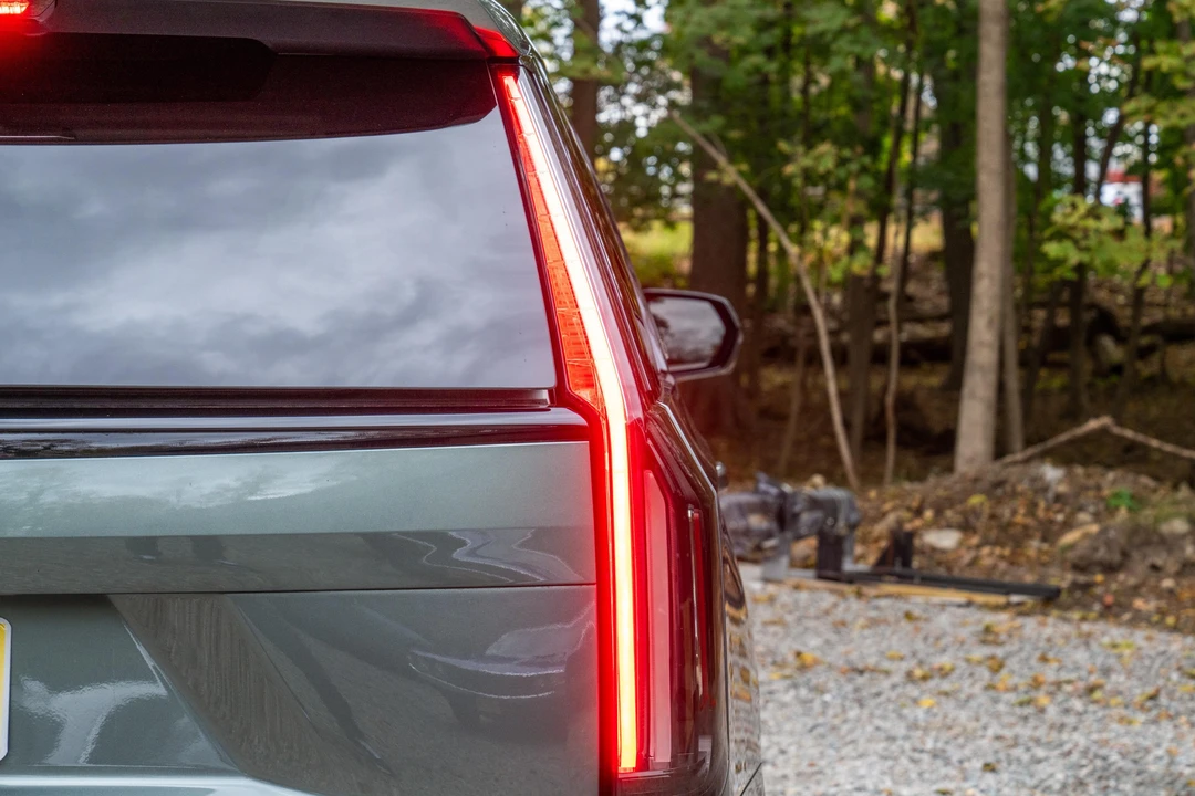 2023 Cadillac Escalade 5th Gen - Image 21 of 31