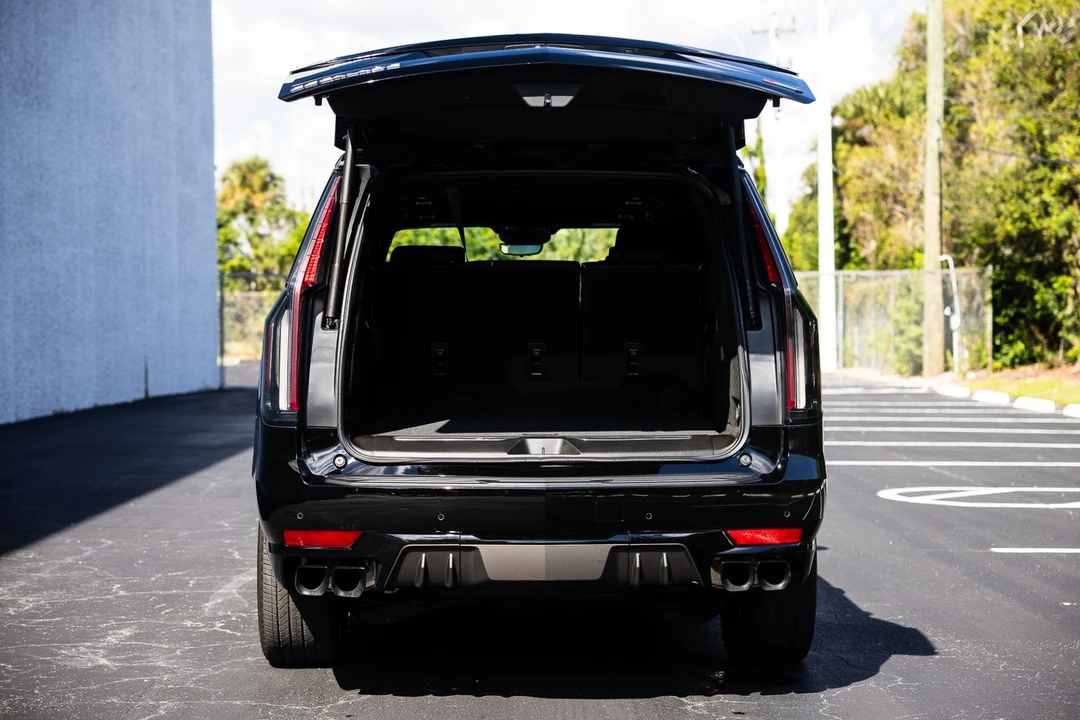 2023 Cadillac Escalade 5th Gen - Image 10 of 12