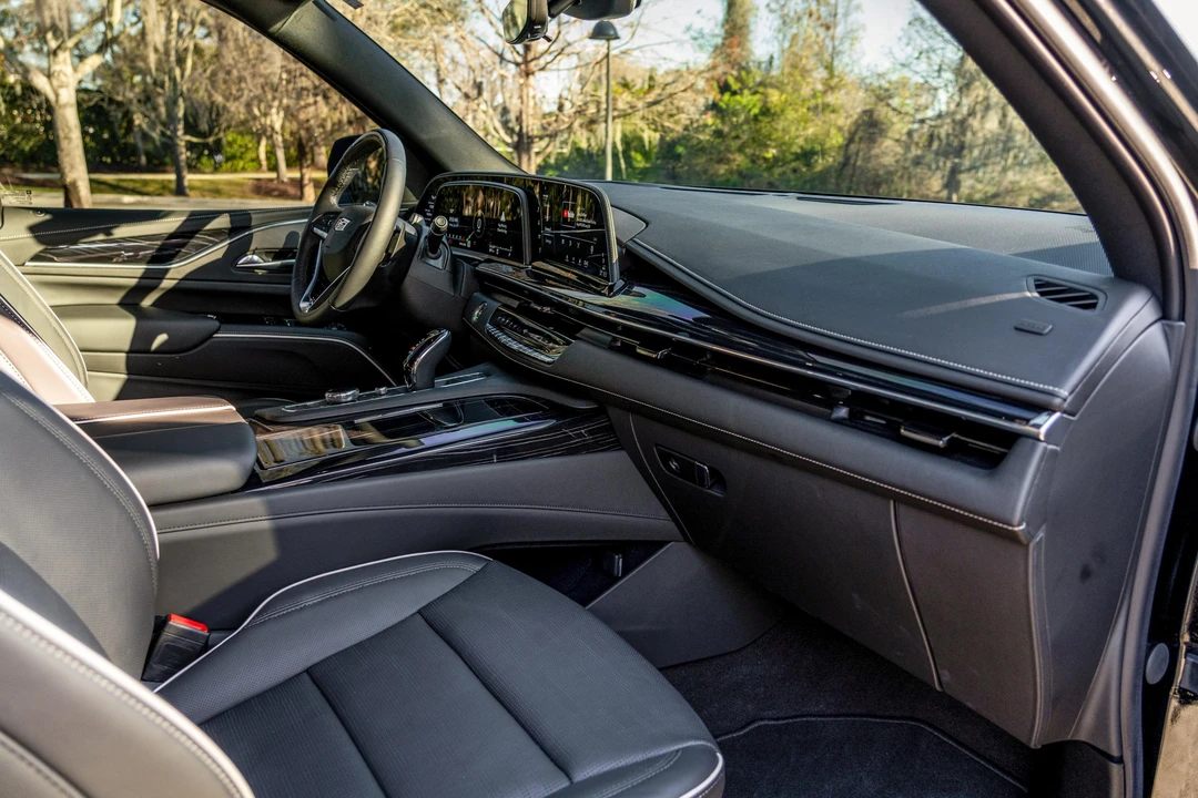 2023 Cadillac Escalade 5th Gen - Image 25 of 31
