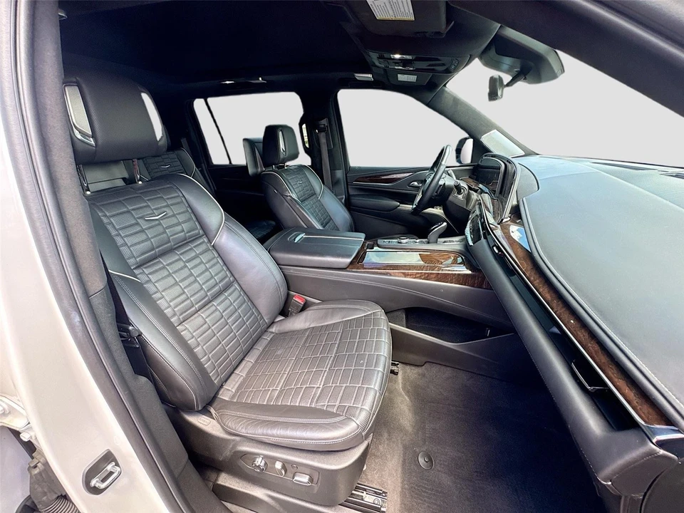 2023 Cadillac Escalade 5th Gen - Image 17 of 18