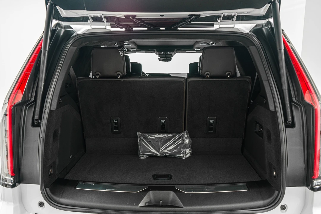 2023 Cadillac Escalade-V 5th Gen - Image 19 of 21