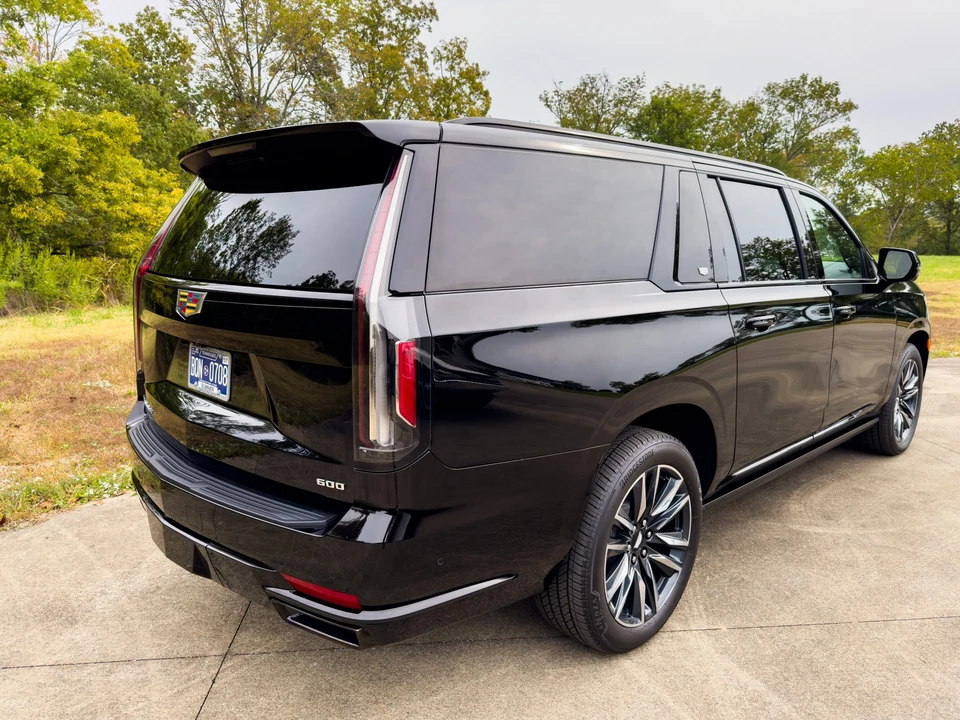 2023 Cadillac Escalade 5th Gen - Image 11 of 31