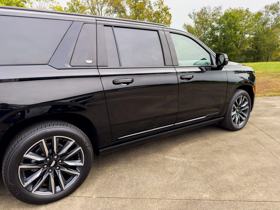 2023 Cadillac Escalade 5th Gen - Image 23 of 31