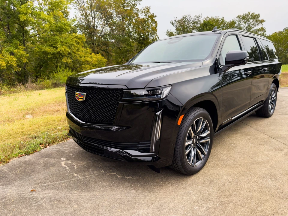 2023 Cadillac Escalade 5th Gen - Image 17 of 31