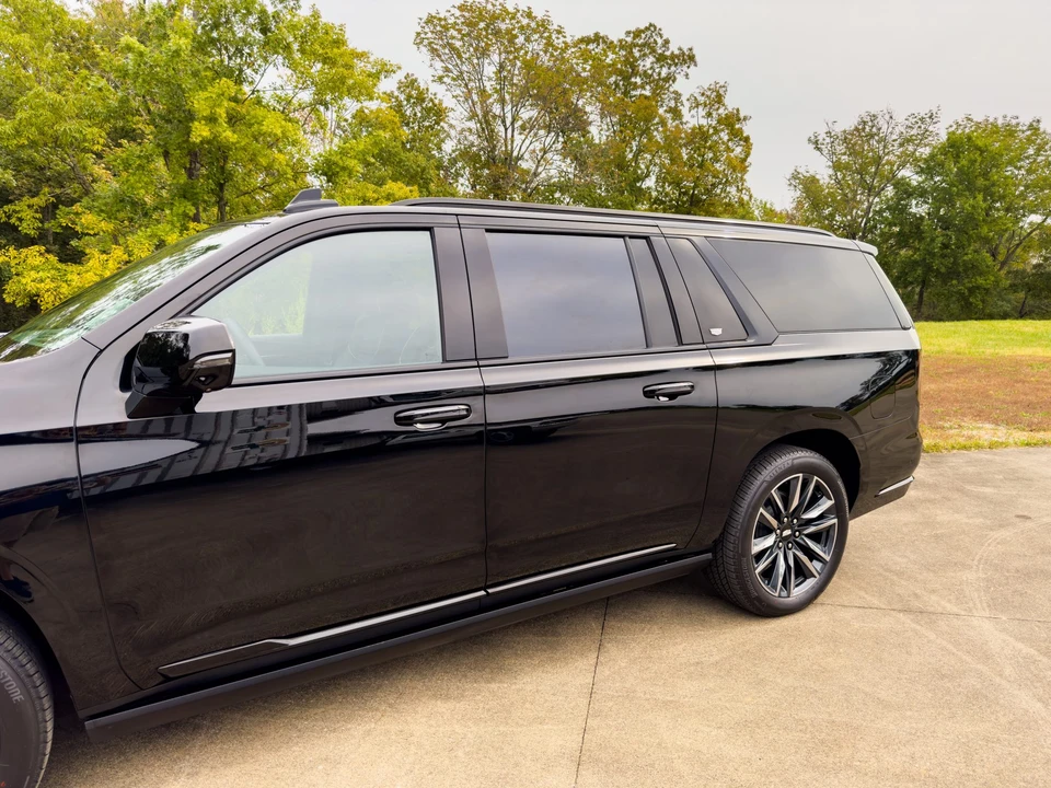 2023 Cadillac Escalade 5th Gen - Image 19 of 31