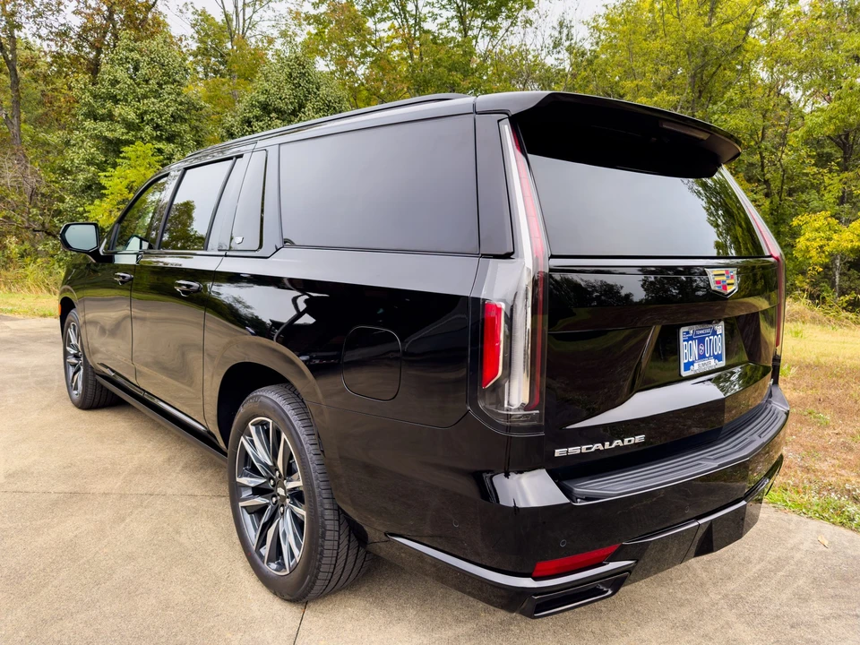 2023 Cadillac Escalade 5th Gen - Image 15 of 31