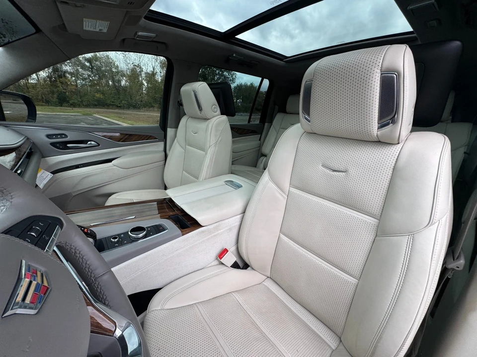2023 Cadillac Escalade 5th Gen - Image 10 of 12