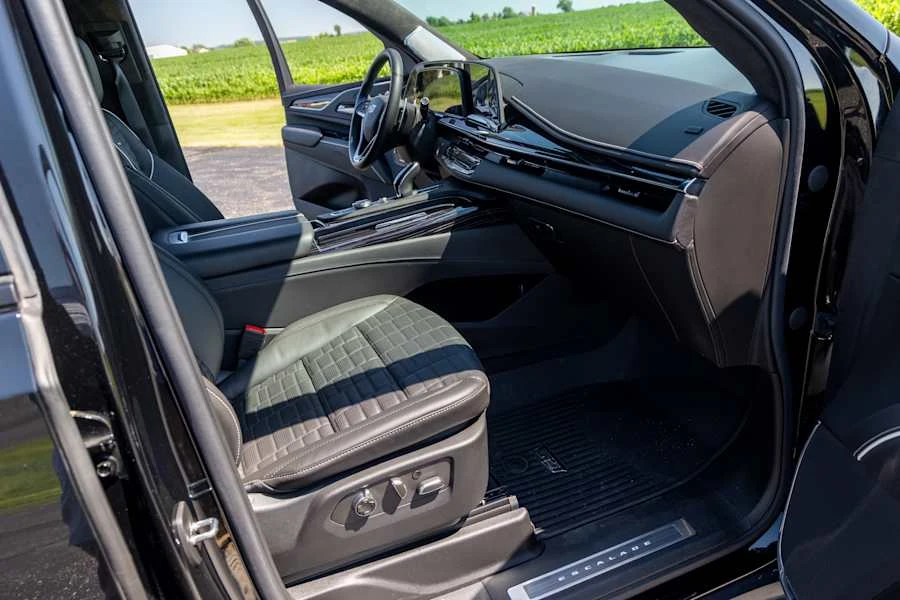 2023 Cadillac Escalade-V 5th Gen - Image 16 of 28