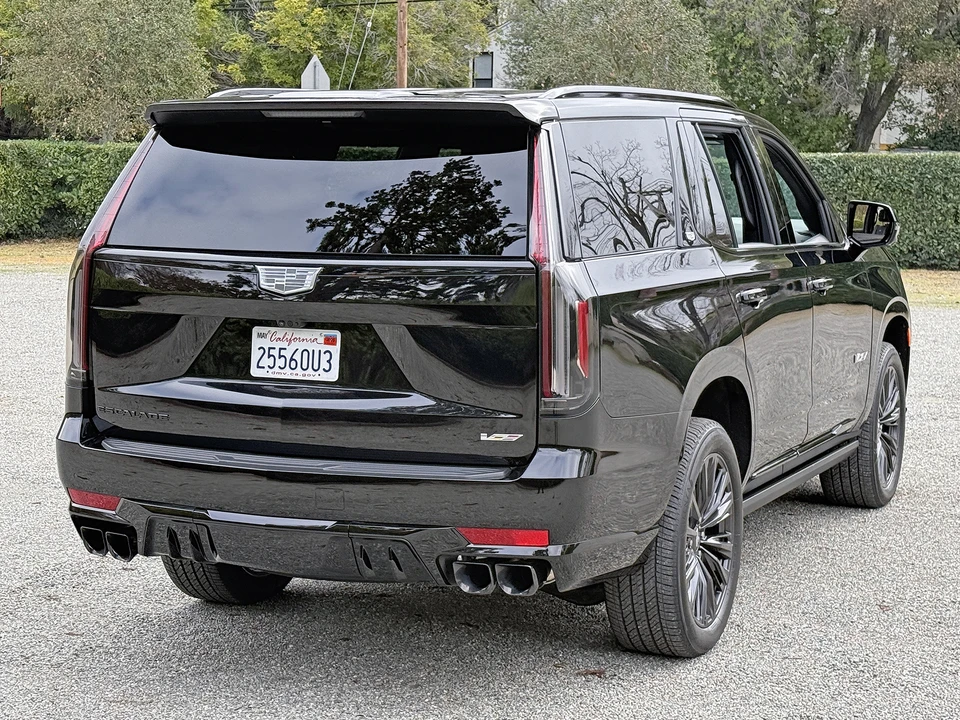 2023 Cadillac Escalade-V 5th Gen - Image 15 of 31