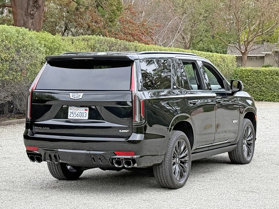 2023 Cadillac Escalade-V 5th Gen - Image 16 of 31