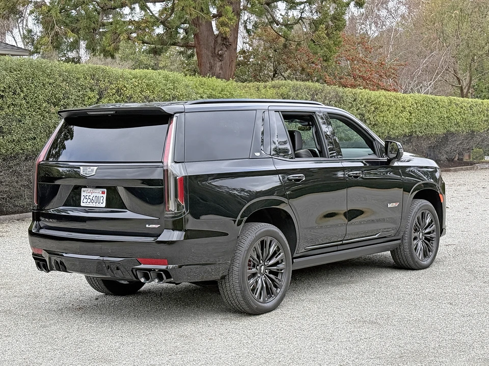 2023 Cadillac Escalade-V 5th Gen - Image 17 of 31