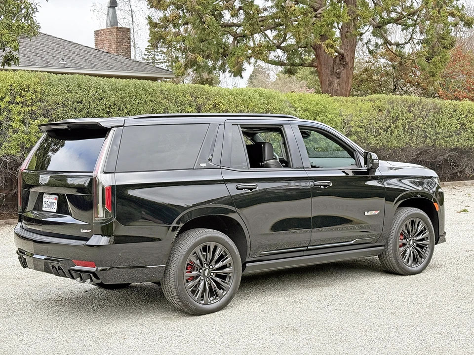 2023 Cadillac Escalade-V 5th Gen - Image 19 of 31