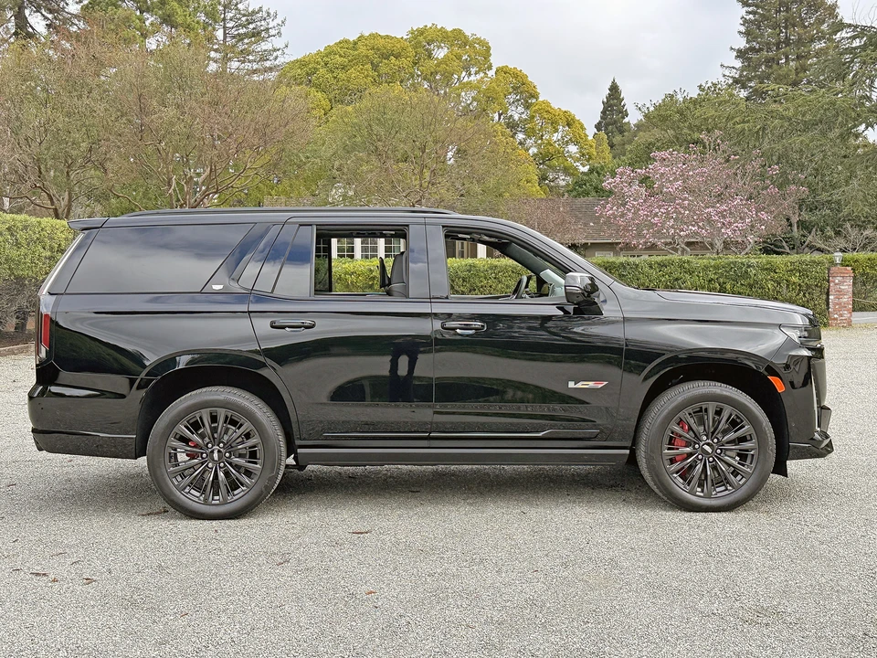 2023 Cadillac Escalade-V 5th Gen - Image 20 of 31