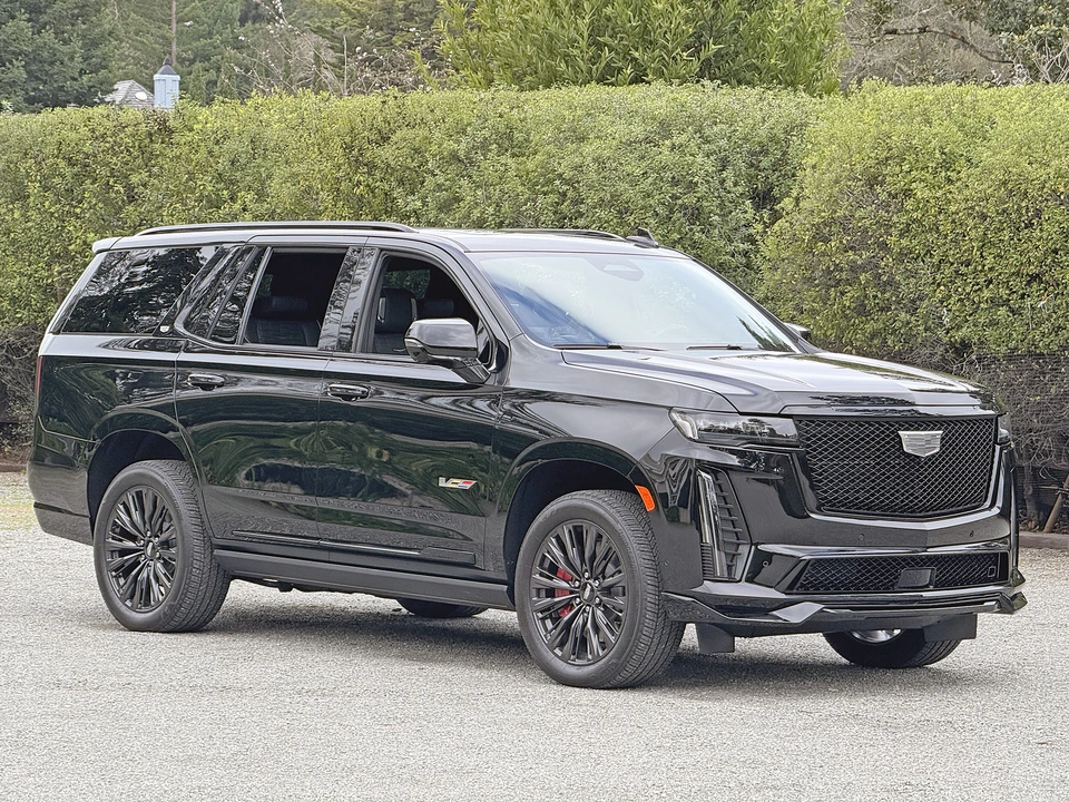 2023 Cadillac Escalade-V 5th Gen - Image 23 of 31