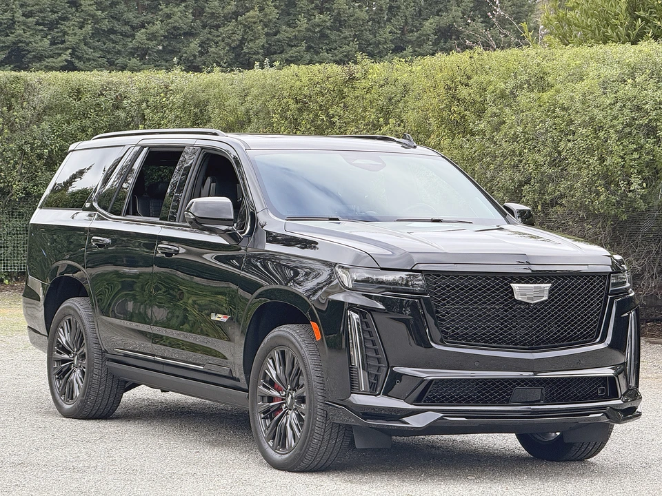 2023 Cadillac Escalade-V 5th Gen - Image 24 of 31