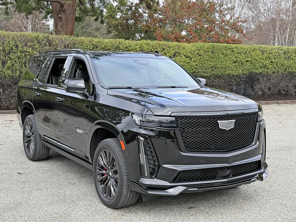 2023 Cadillac Escalade-V 5th Gen - Image 25 of 31