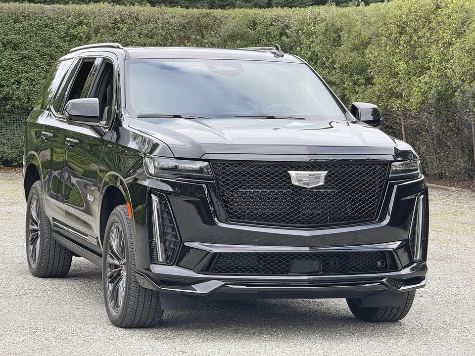 2023 Cadillac Escalade-V 5th Gen - Image 26 of 31