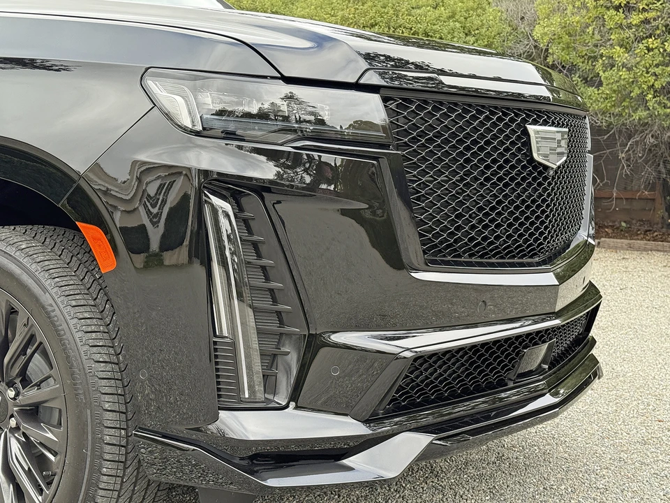 2023 Cadillac Escalade-V 5th Gen - Image 28 of 31