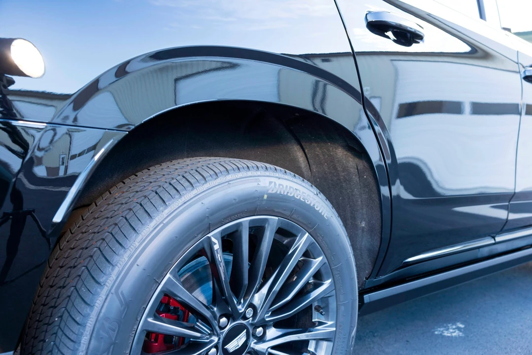 2023 Cadillac Escalade-V 5th Gen - Image 24 of 31