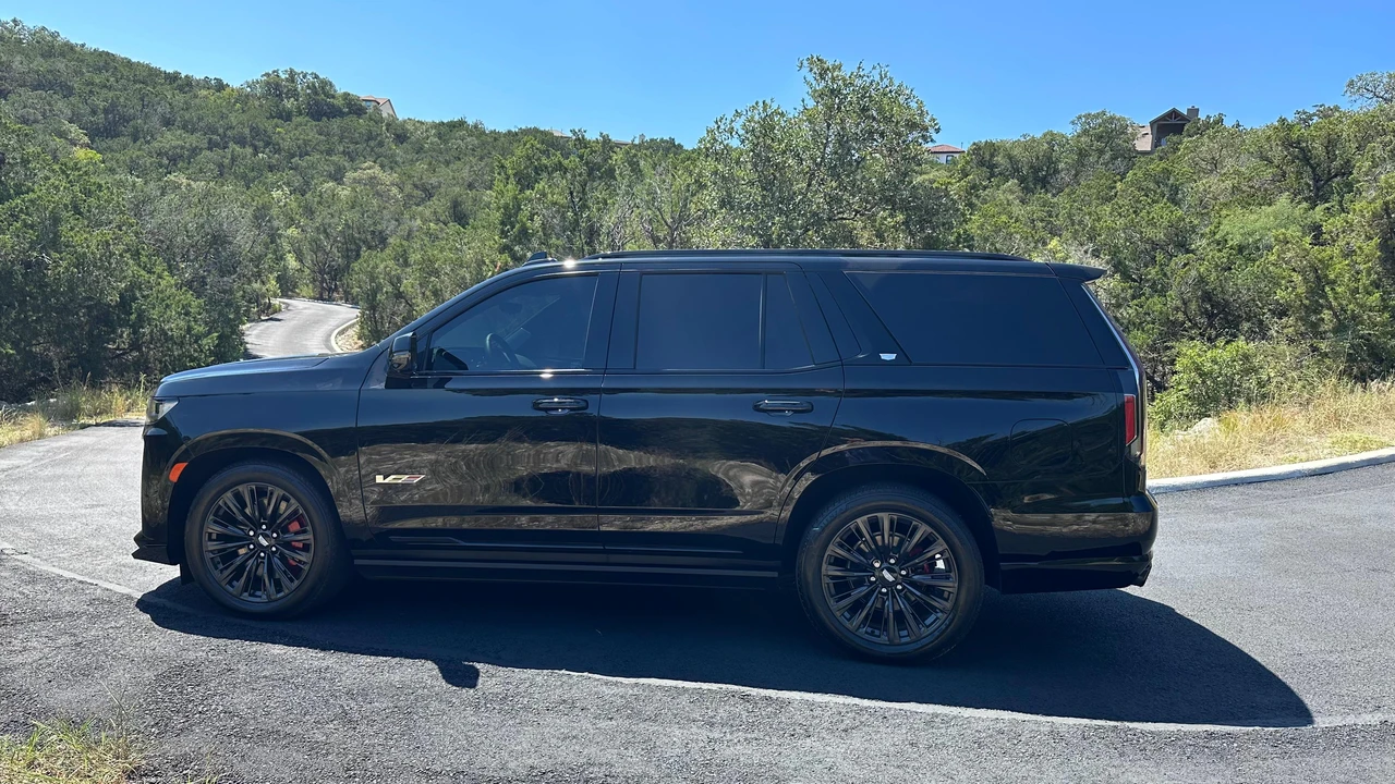 2023 Cadillac Escalade-V 5th Gen - Image 13 of 31