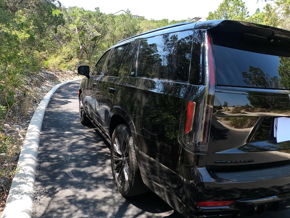 2023 Cadillac Escalade-V 5th Gen - Image 24 of 31