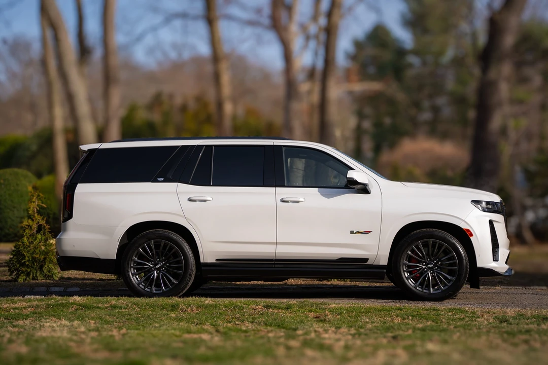 2023 Cadillac Escalade-V 5th Gen - Image 13 of 31