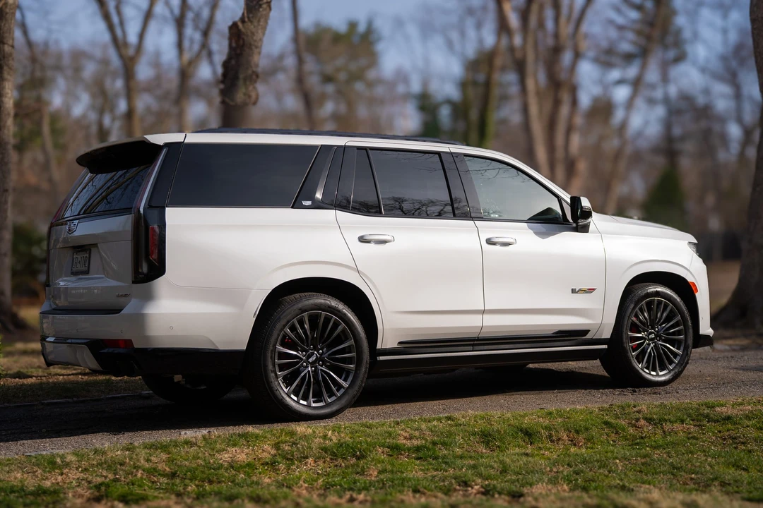 2023 Cadillac Escalade-V 5th Gen - Image 17 of 31