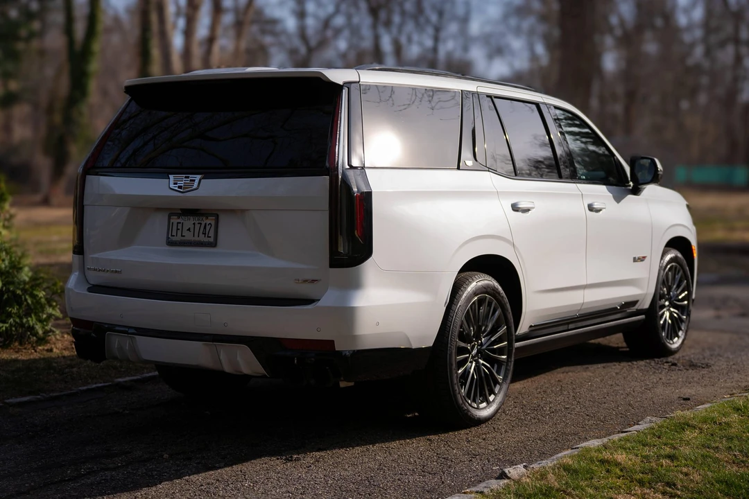 2023 Cadillac Escalade-V 5th Gen - Image 19 of 31